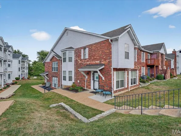 2552 Coppergate Square Dr, Saint Louis, MO 63129