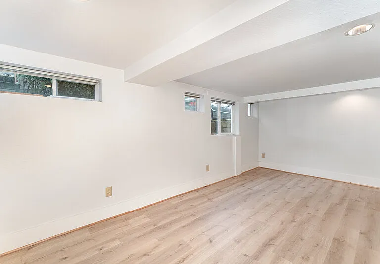5523 Woodlawn Ave N — Photo 19