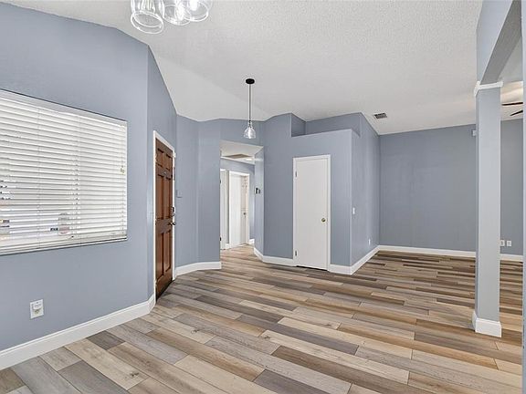 4th image of 305 Sand Ridge Dr
