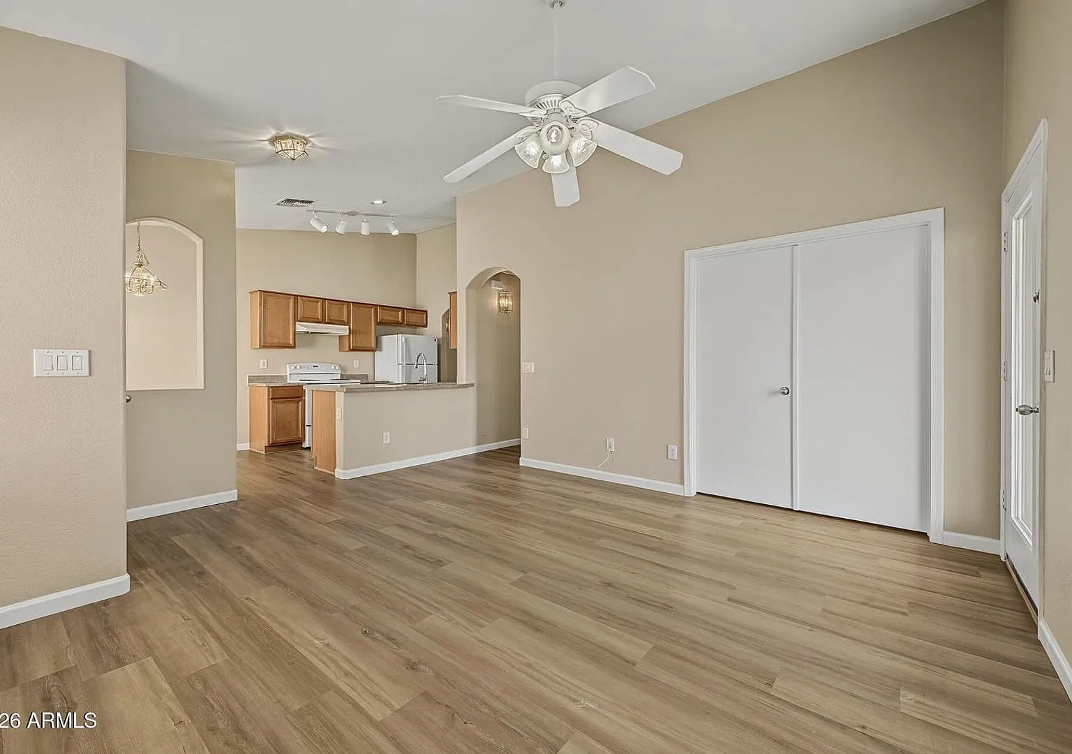 3 Bedroom + Bonus Room in Maricopa — Photo 3