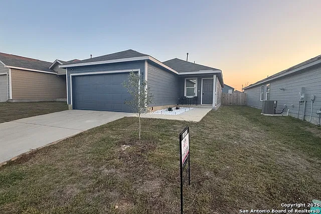 3 bed, 2.0 bath, 1266 sqft, $1,395 — Photo 3