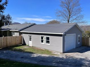 104 Meadow Ln, Center Rutland, VT 05777