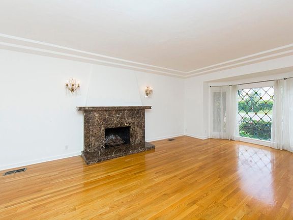 Living room no furniture
