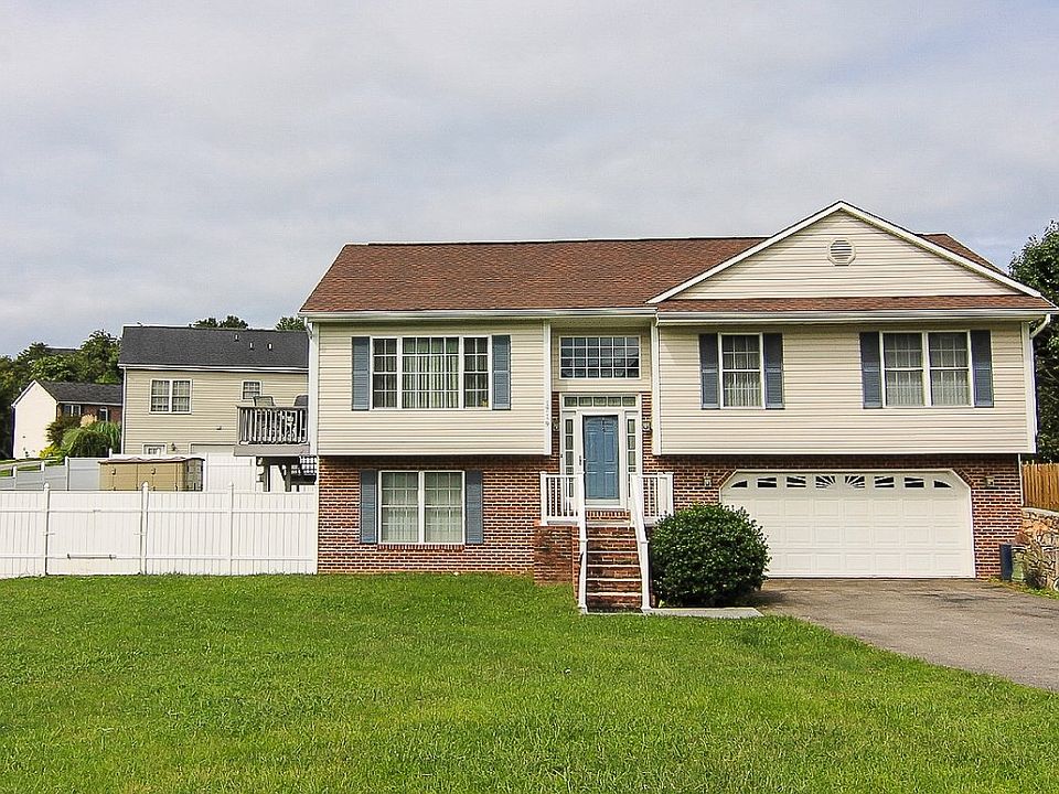 For Sale: 1719 Meadows RD, Vinton, Virginia 24179