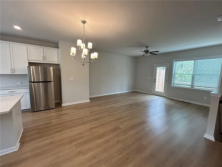 3715 Davis Cir — Photo 9