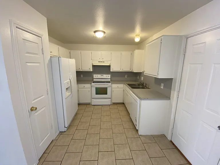 513 E Queens St — Photo 1