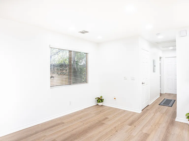 8330 Lilienthal Ave — Photo 18