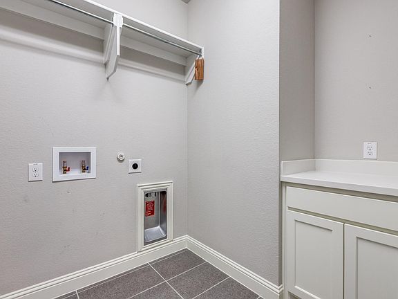 4th image of 824 Harrington Ln