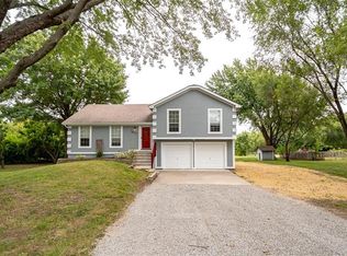 14405 Greentree Dr, Olathe, KS 66061