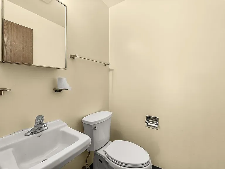 362 Clinton Ct — Photo 3