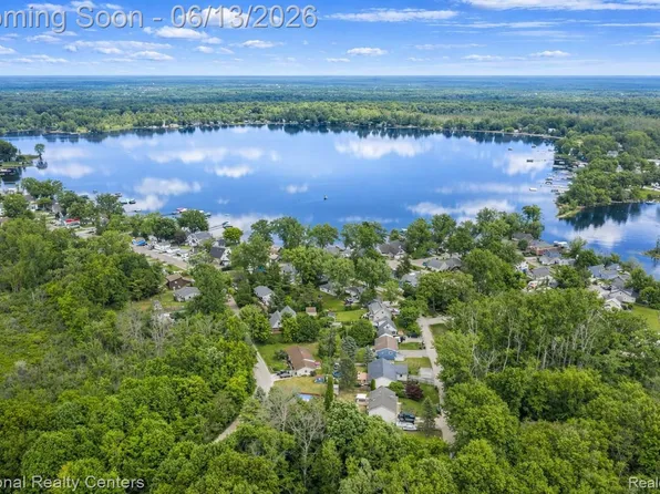 7451 Garland Ave, Brighton, MI 48116