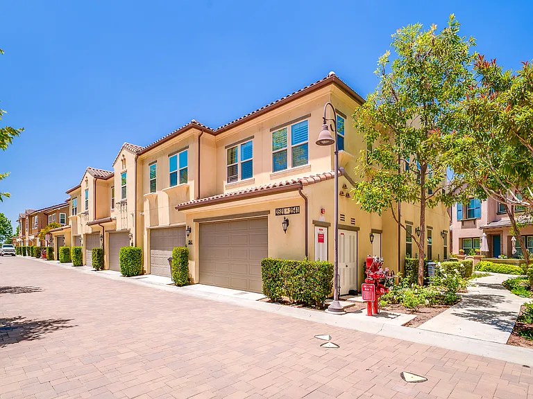 2533 Almeria Ln — Photo 23