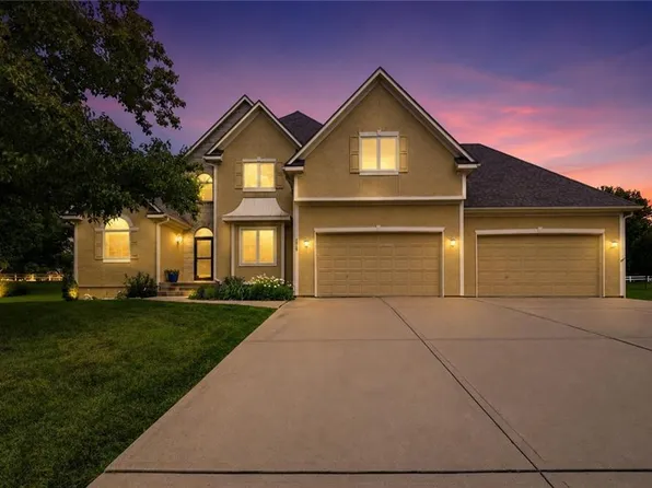 1019 Coachlight Ct, Lees Summit, MO 64081