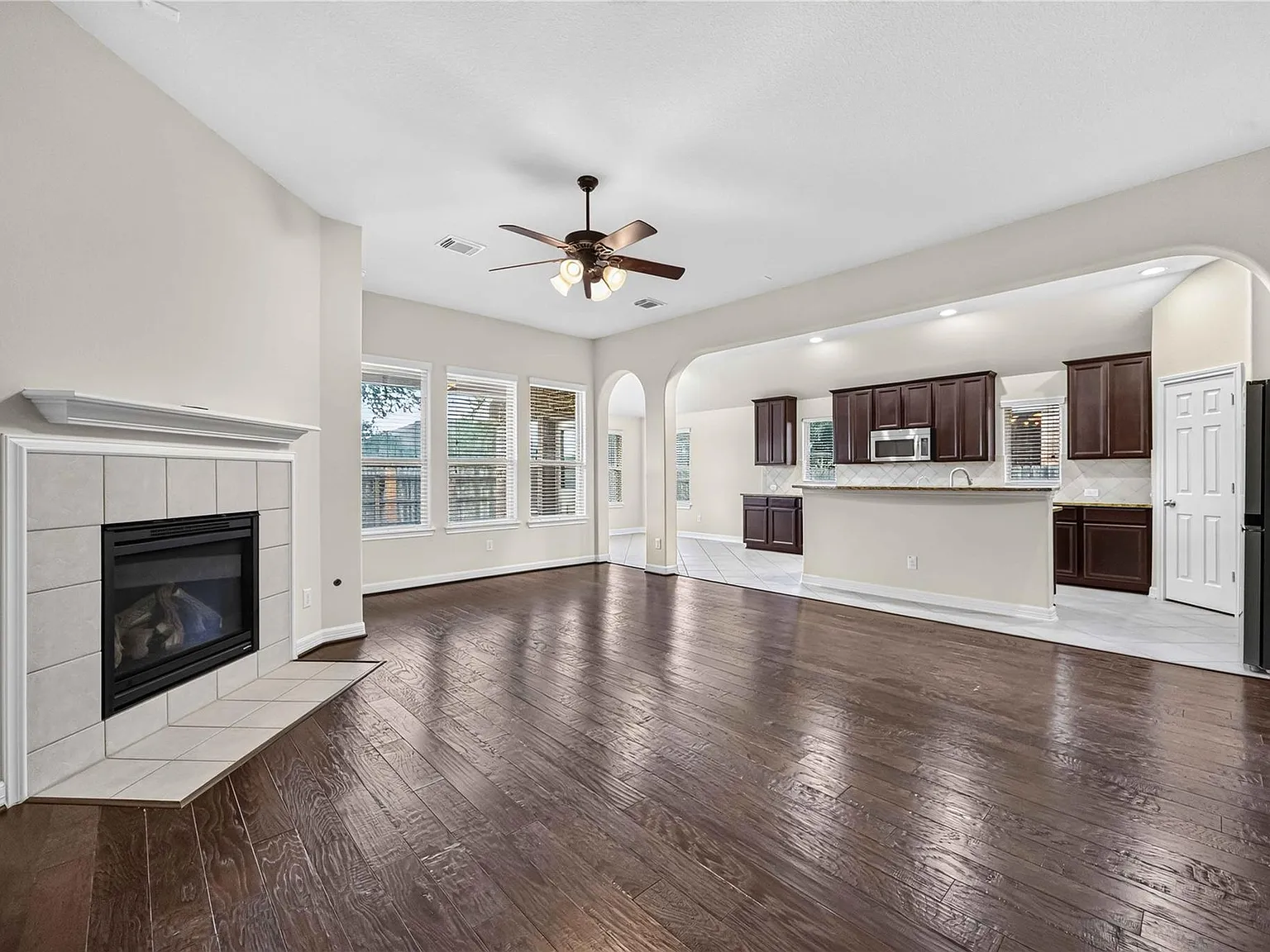 4 bed, 4.0 bath, 2621 sqft, $2,900 — Photo 2