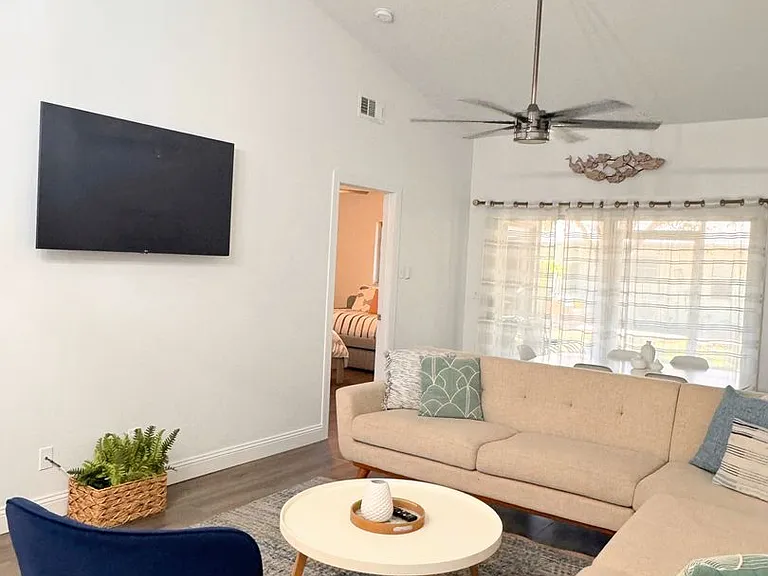 654 Capistrano Ct — Photo 3
