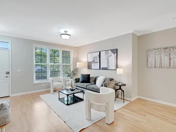 557 S 10th St, Minneapolis, MN 55404