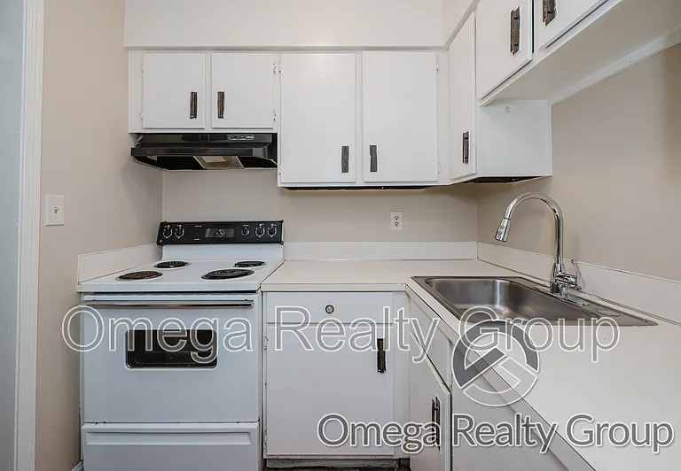 Camelot Apartments — Photo 24