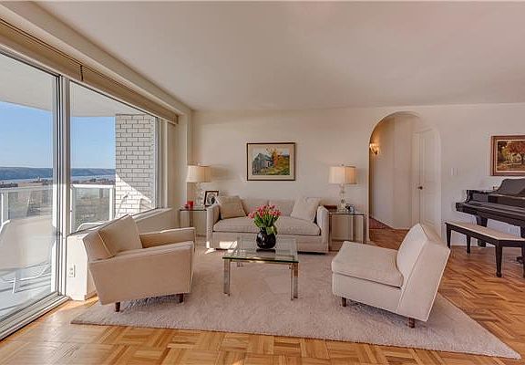 4th image of 3333 Henry Hudson Pkwy APT 19H