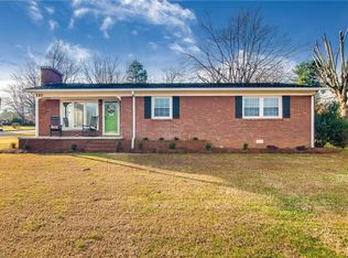 110 Lakeshore Dr, Thomasville, NC 27360