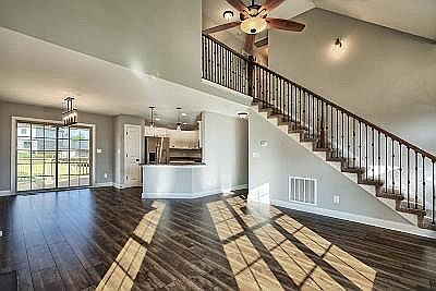 5th image of 725 Lillian Grace Dr