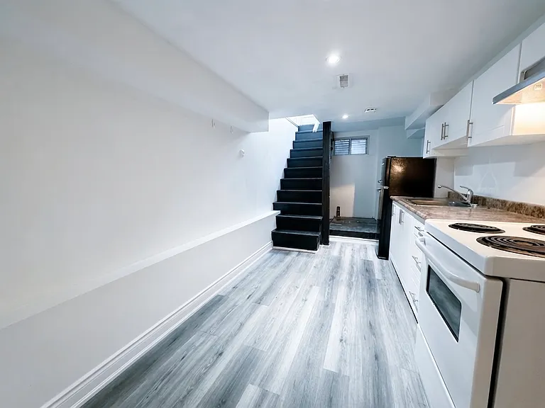 909 Palmerston Ave #LOWER — Photo 2