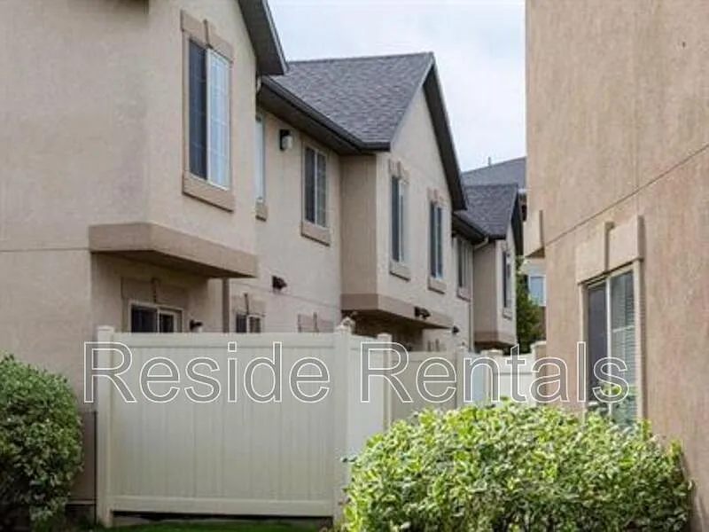 2 bed, 1.5 bath, 1082 sqft, $1,400 — Photo 3