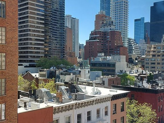 3rd image of 130 E 63rd St APT 9D
