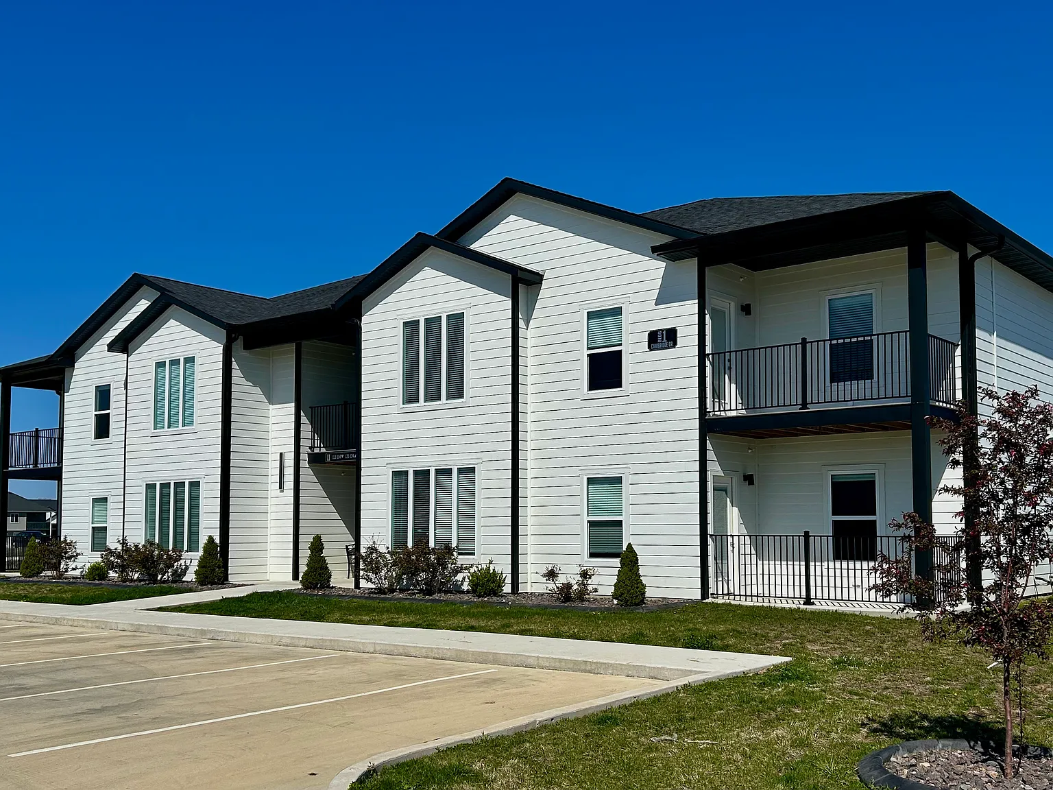 3800 Cambridge Dr — Photo 1