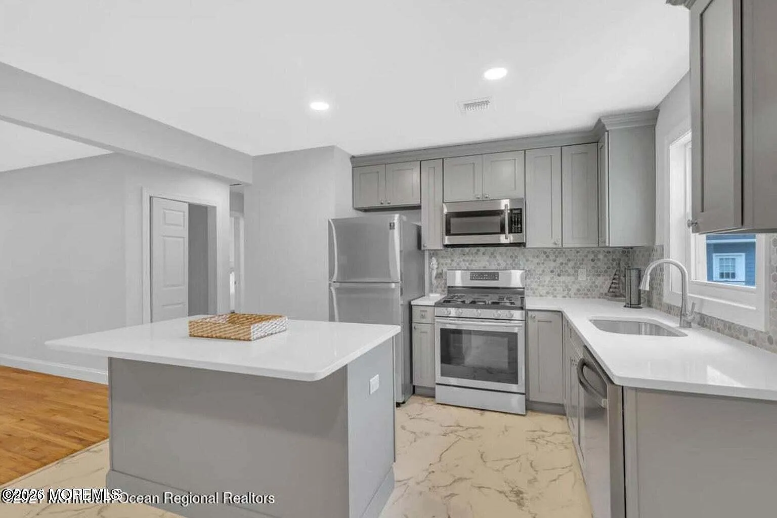 2 bed, 1000 sqft, $2,400 — Photo 1
