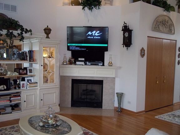 5th image of 907 Butterfield Cir W