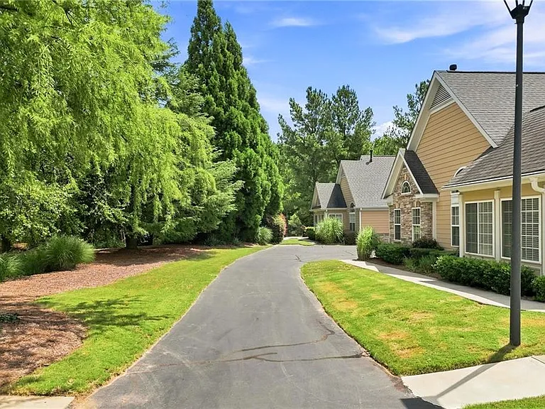 3204 Village Ln — Photo 31
