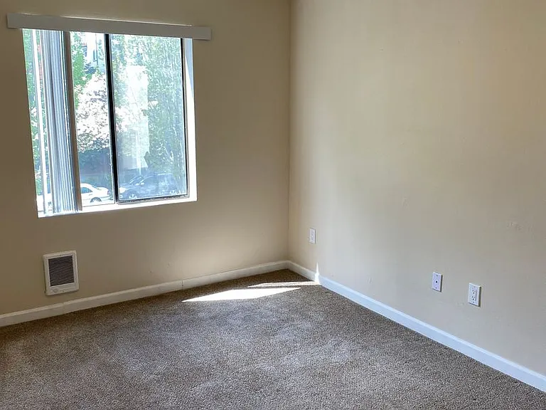 First Hill Apartments — Photo 19