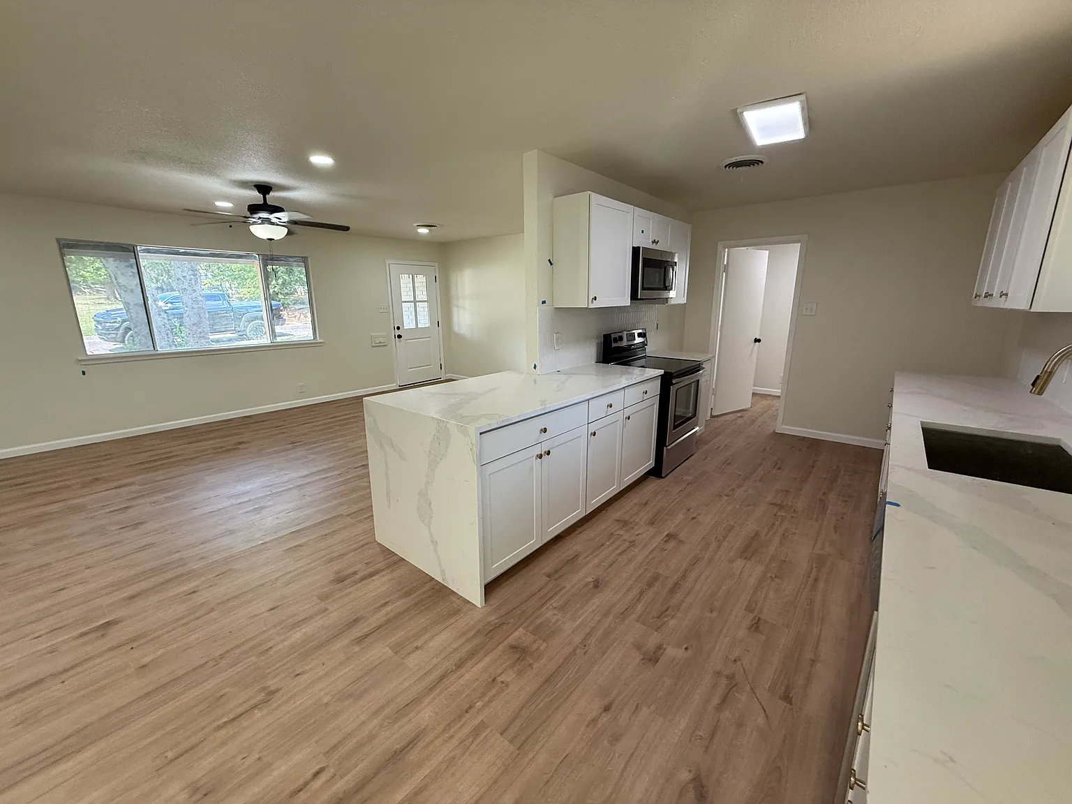 3 bed, 1426 sqft, $2,100 — Photo 3