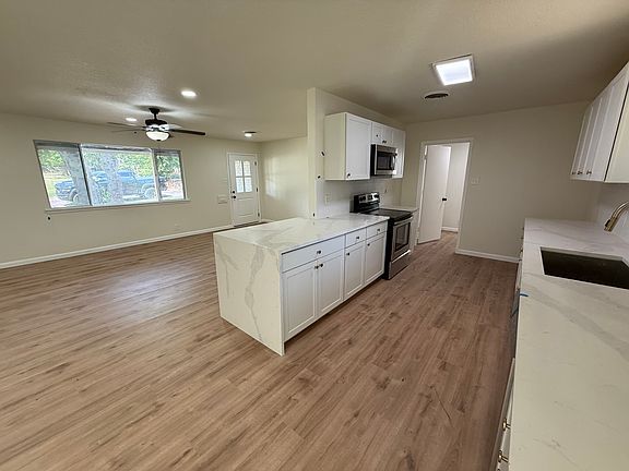 3rd image of 300 Collinsville St