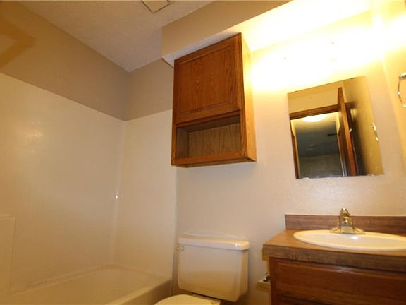 4th image of 1208 Parkwood Ct