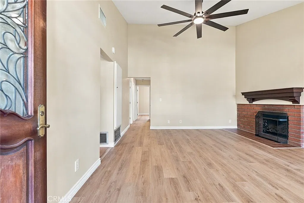 3 bed, 1238 sqft, $3,999 — Photo 2