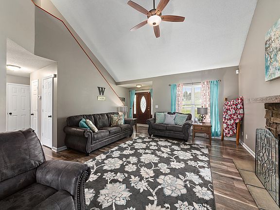 3rd image of 580 Barney Ln
