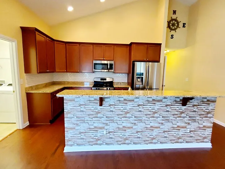 504 Cedar Lakes Dr — Photo 10