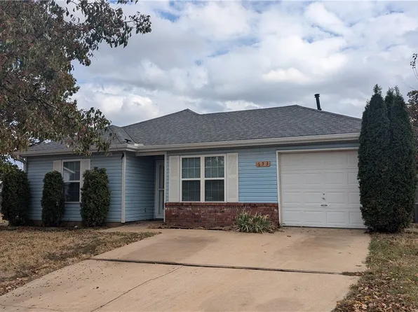 653 Clover Ln, Springdale, AR 72764