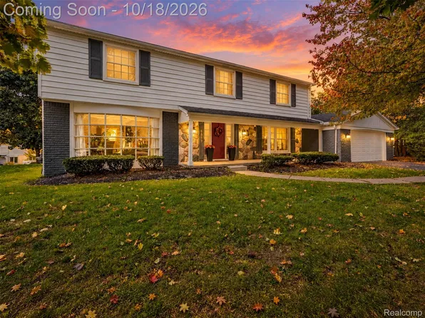 5565 Pembury Ln, West Bloomfield, MI 48322