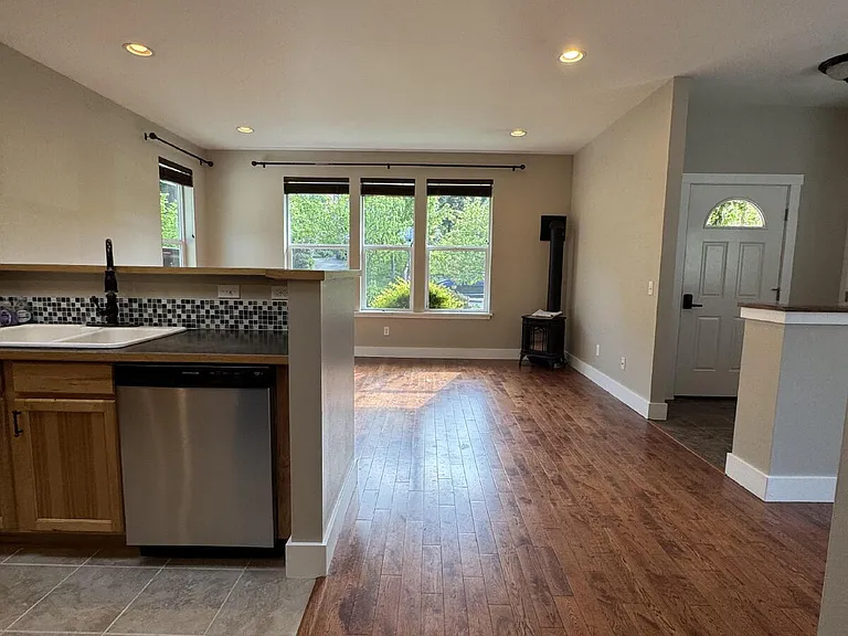 285 Browne St — Photo 10