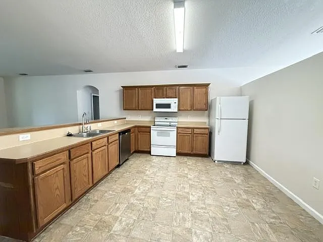 4880 Greenhill St — Photo 4