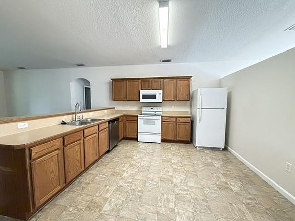 4th image of 4880 Greenhill St