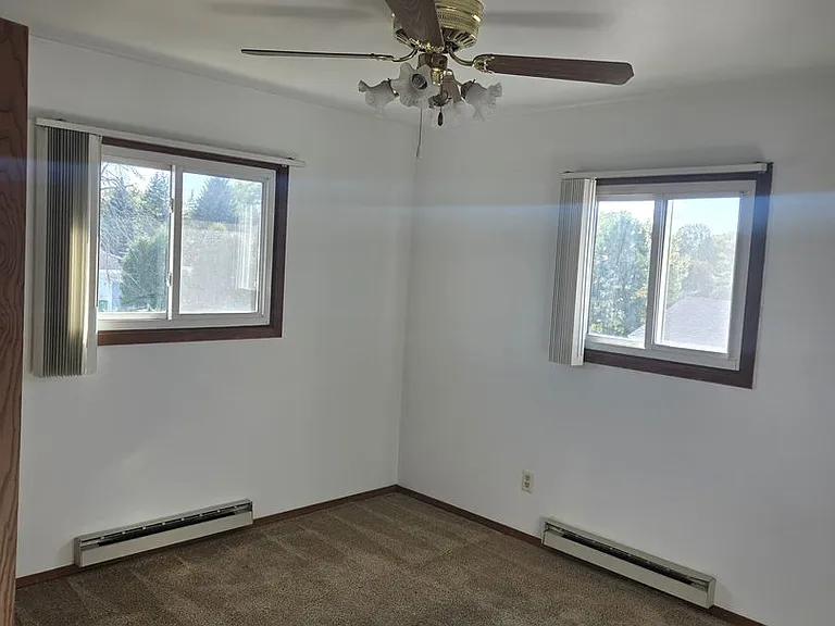 573 E Scott St — Photo 8