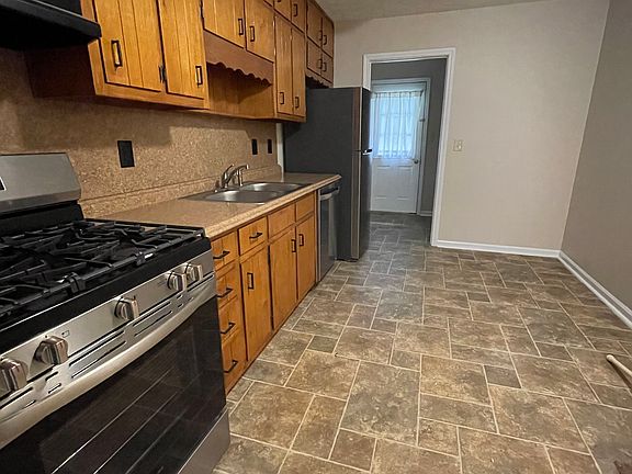 New SS appliances eat-in kitchen