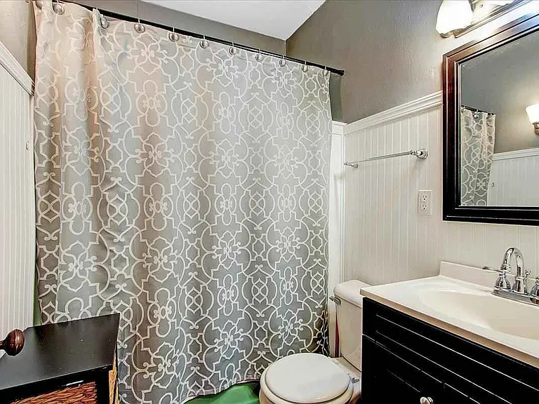 137 E Court St #4 — Photo 12