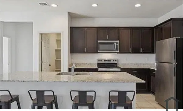 4 bed, $2,500 — Photo 2