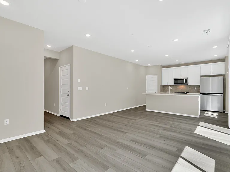 2074 Bergamot St — Photo 11