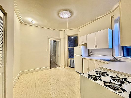 3rd image of 129 E 90th St APT 2W