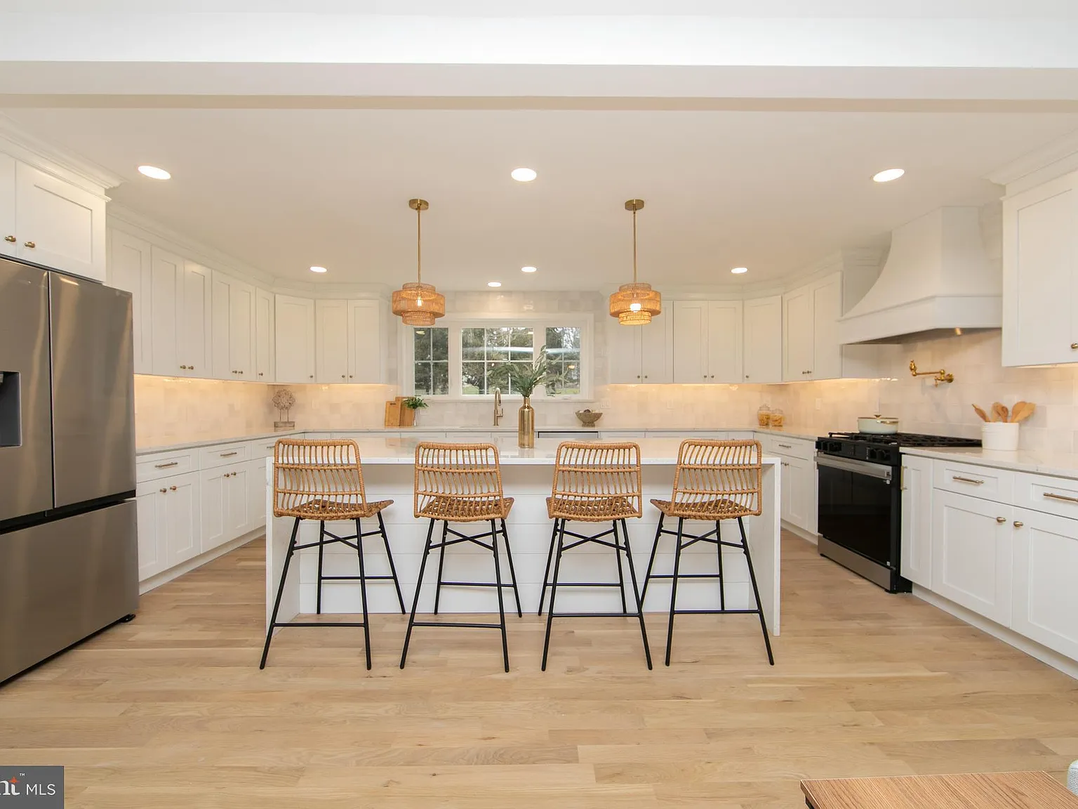 4 bed, 3.5 bath, 4650 sqft, $7,500 — Photo 4